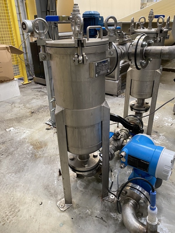 Photograph of a process filtration - filter housing.